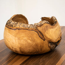 Carica l'immagine nel visualizzatore di Gallery, Ciotola in galla di Ulivo Salentino